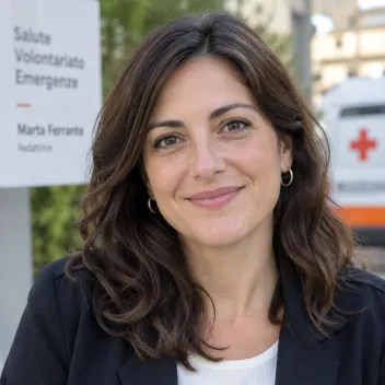 Ritratto di una donna sui quarant’anni, capelli castani raccolti, sorriso cordiale, giacca blu scuro